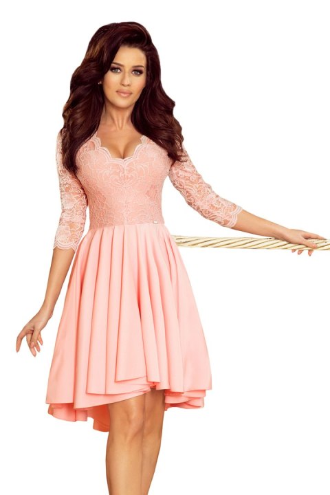 210-7 NICOLLE - sukienka z dłuższym tyłem z koronkowym dekoltem - PASTELOWY RÓŻ 210-7 NICOLLE - sukienka z dłuższym tyłem z koronkowym dekoltem - PASTELOWY RÓŻ